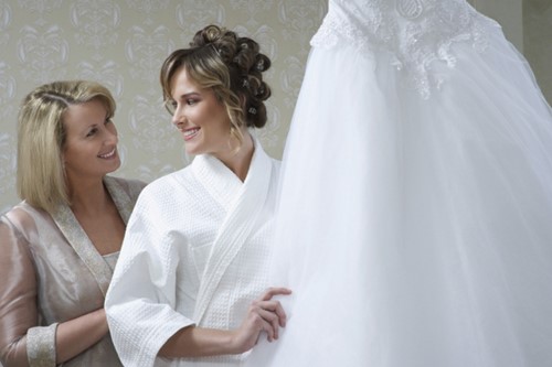 Risultati immagini per sposa che si veste mamma e suocera